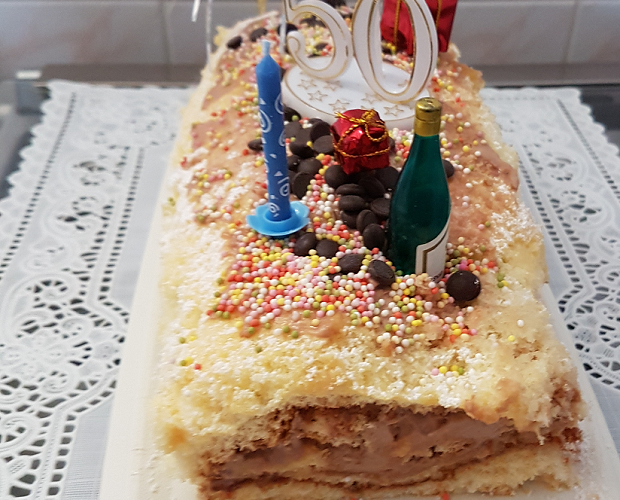 Gâteau d’anniversaire garni de mascarpone au chocolat