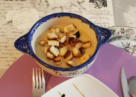 Velouté de pommes de terre et ses petits croûtons
