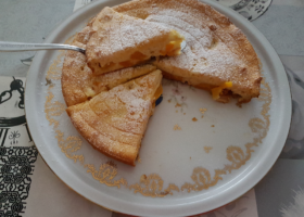 Gâteau flan aux pêches au sirop