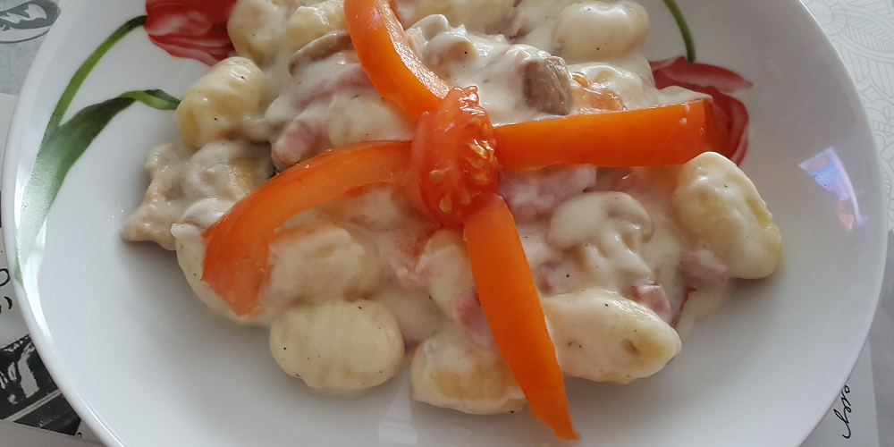 Gnocchis à la crème aux lardons, champignons et gorgonzola