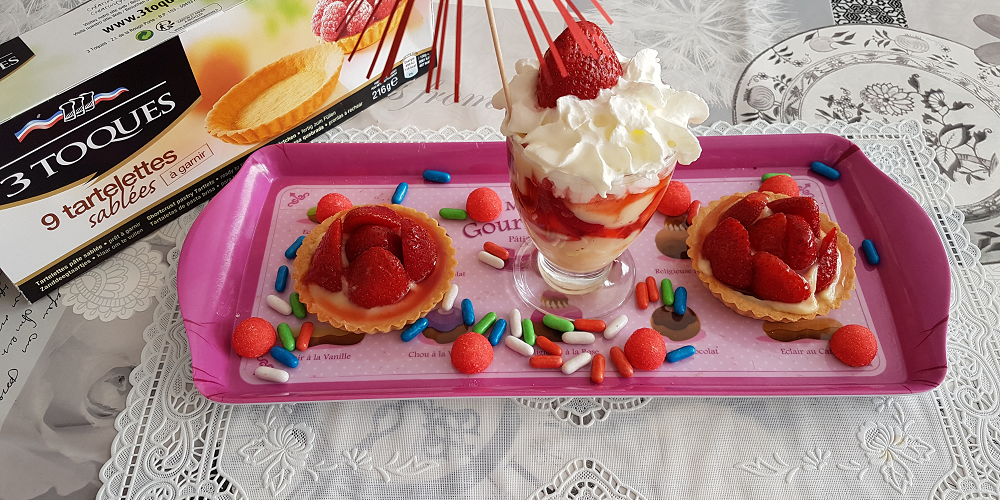Tartelettes et coupes de crème pâtissière aux fraises