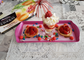 Tartelettes et coupes de crème pâtissière aux fraises