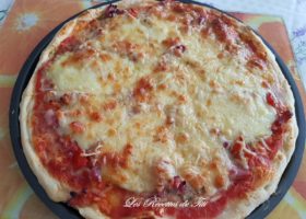 Pizza tomates lardons et mozzarella