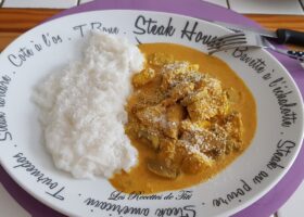 Poulet au curry jaune et nouilles au riz