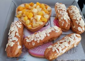 Tarte et éclairs aux fruits