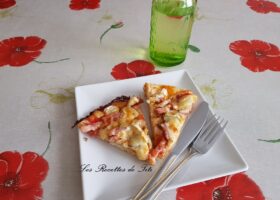 Pizza lardons chèvre et mozzarella