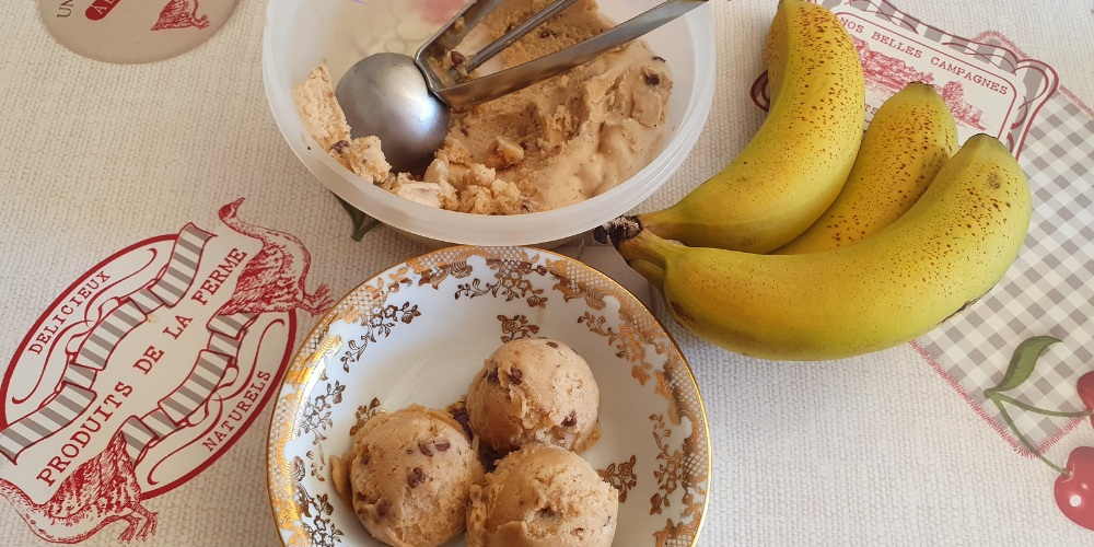 Glace banane et pépites de chocolat