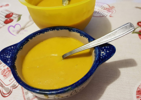Velouté de citrouille et lentilles corail au curry et à la crème de coco