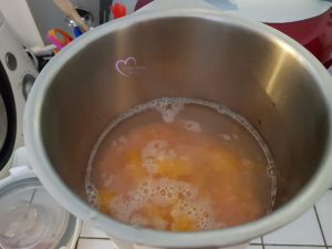 Velouté de citrouille et lentilles corail au curry et à la crème de coco par "Les Recettes de Titi"