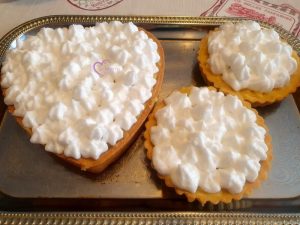 Tarte cœur et tartelettes orange meringuée par "Les Recettes de Titi"