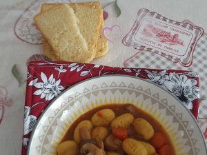 Protège bol ou assiette Ragout de porc à ma façon et gnocchis au cookeo par "Les Recettes de Titi"