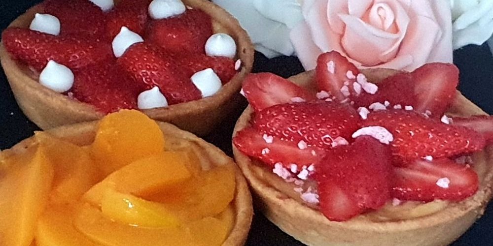 Tartelettes aux fraises et aux pêches au sirop