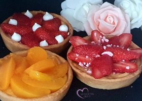 Tartelettes aux fraises et aux pêches au sirop