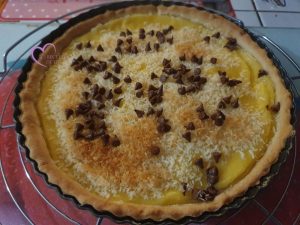 Tarte flan banane noix de coco et pépites de chocolat par "Les Recettes de Titi"
