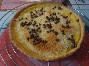 Tarte flan banane noix de coco et pépites de chocolat par "Les Recettes de Titi"