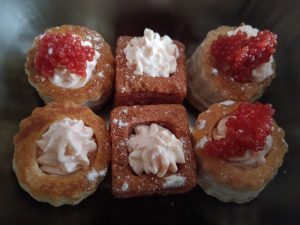 Mini bouchées feuilletées à la truite fumée et au fromage frais